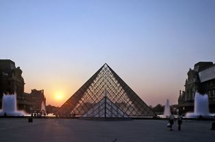 Louvre Pyramide (71 Bilder)