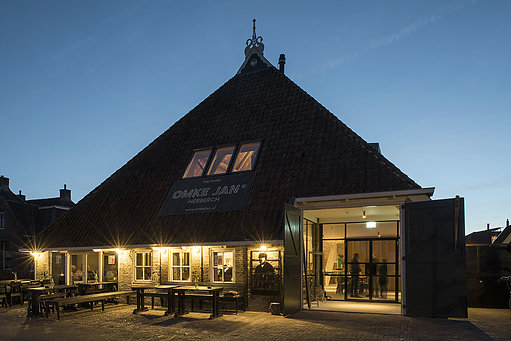 NLD, Niederlande, Woudsend, das unter Denkmalschutz stehende Bauernhaus Jentsje wurde renoviert und umgbaut durch Eek en Dekkers (Piet Hein Eek Architecture) und ist jetzt Omke Jan - Restaurant und Herberge
